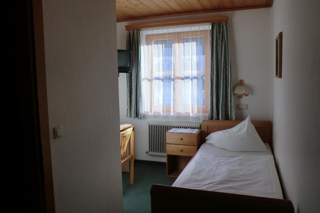 Hotel Weisses Roessl Werfen Chambre photo