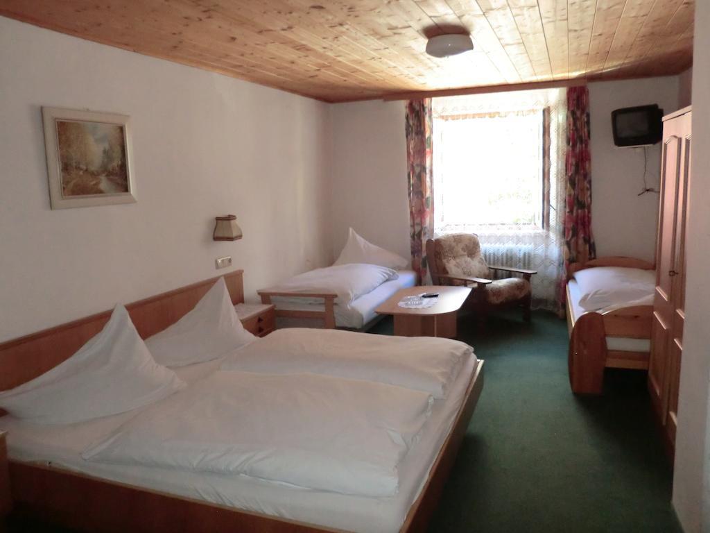 Hotel Weisses Roessl Werfen Chambre photo